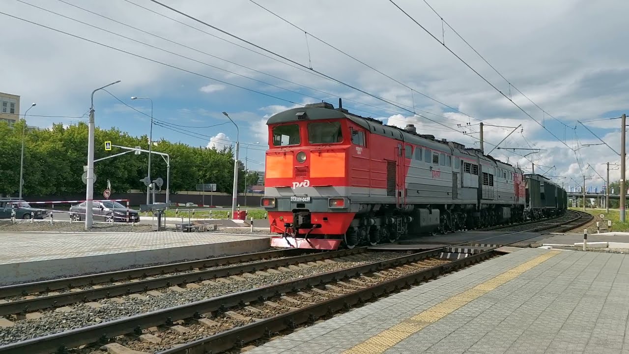 Грузовой поезд с тепловозом 2ТЭ10У-0439 следует по перегону Саранск-1&ndash;Ялга, платформа Посоп