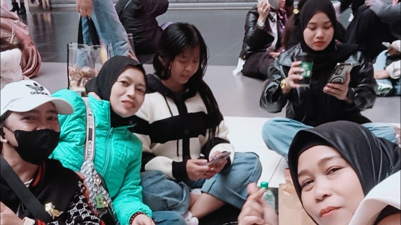 Makan bersama di Taipei Main Station 