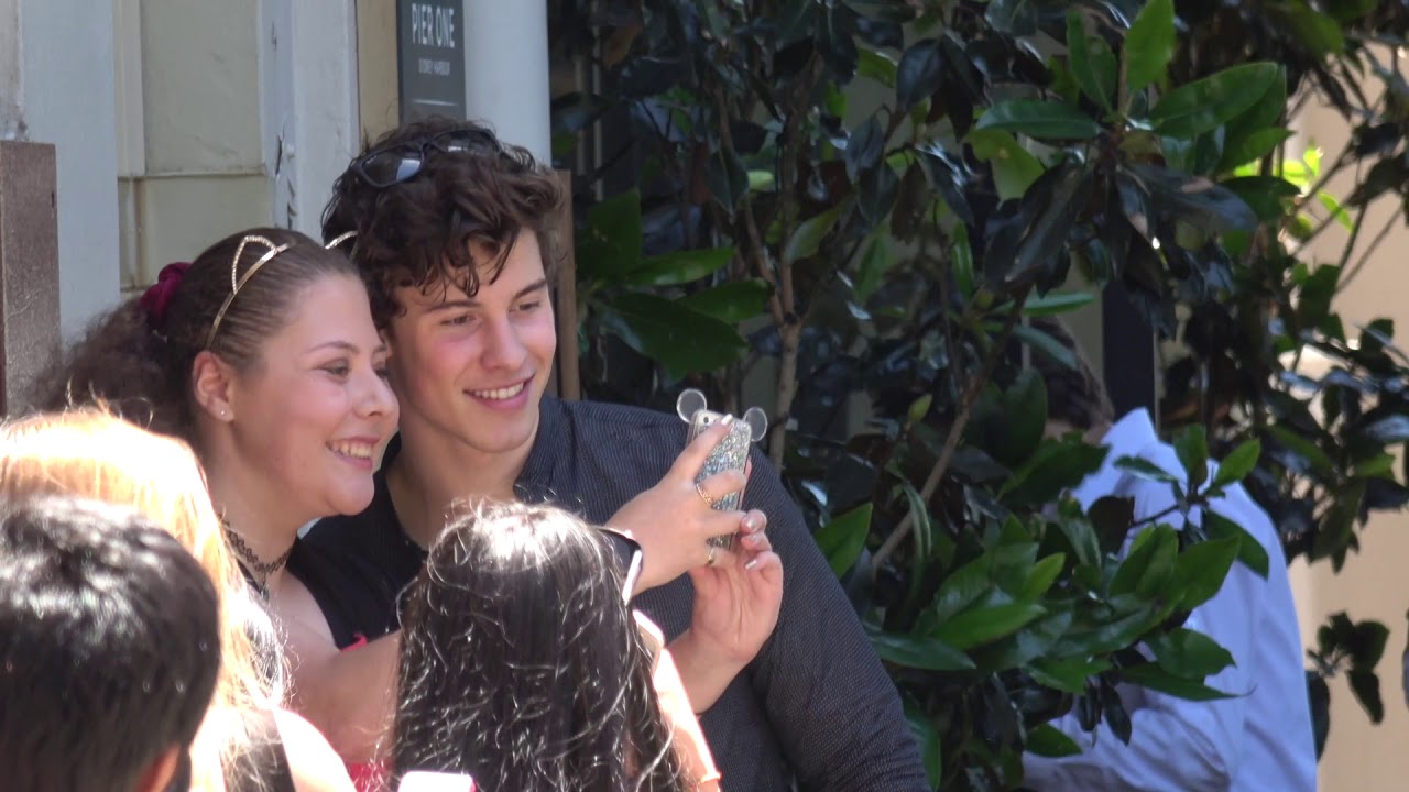 Shawn Mendes meets all his fans outside Sydney hotel 2018