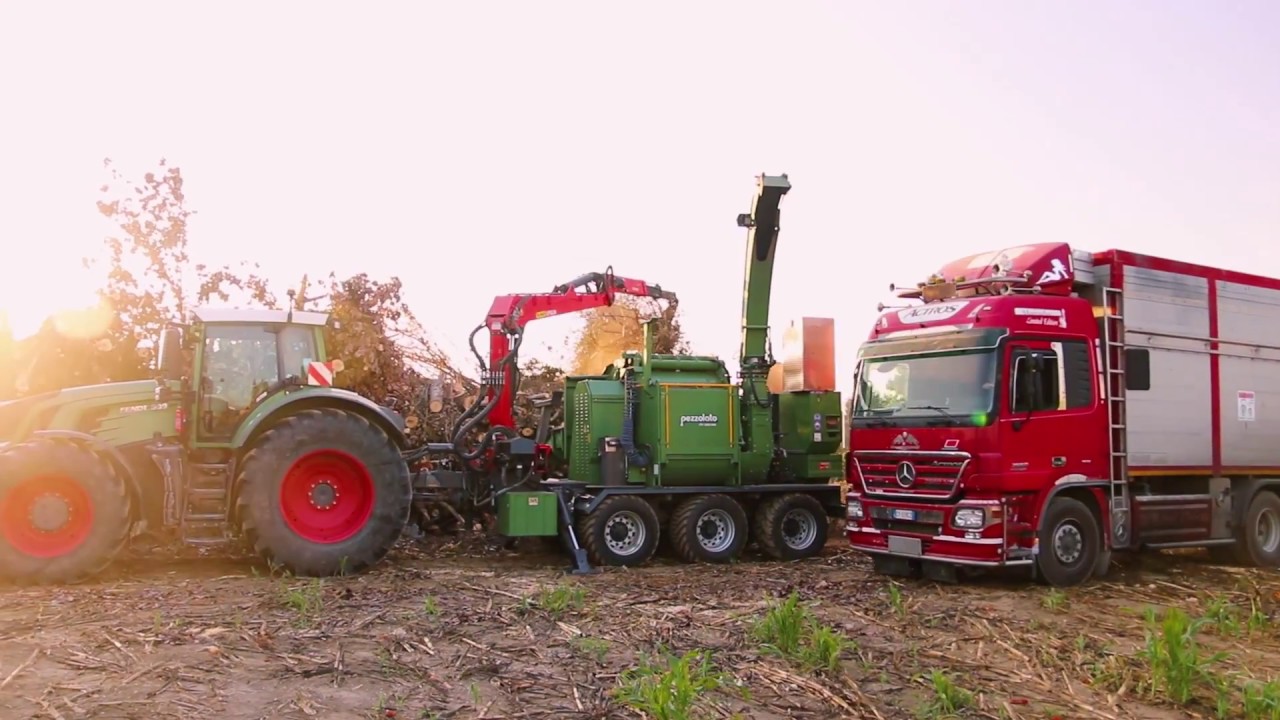 PTH 1200/1000 G Pezzolato drum wood chipper driven by PTO tractor FENDT, 400 Hp power