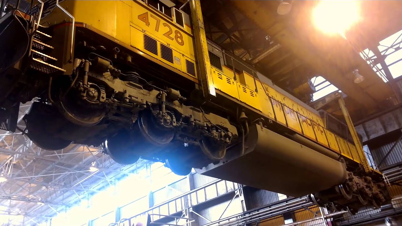 Lifting a locomotive. Union Pacific Ft. Worth