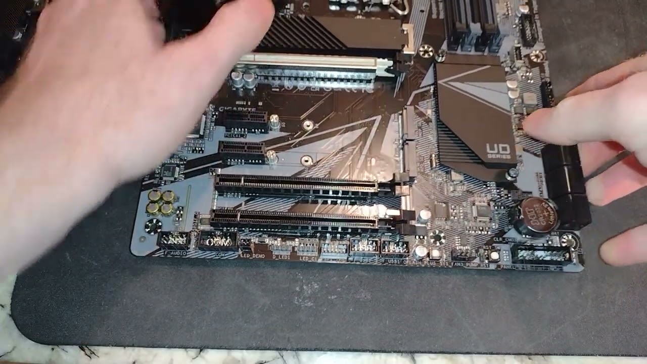 Unboxing (used) Gigabyte Z690 UD LGA 1700 motherboard with overview of features