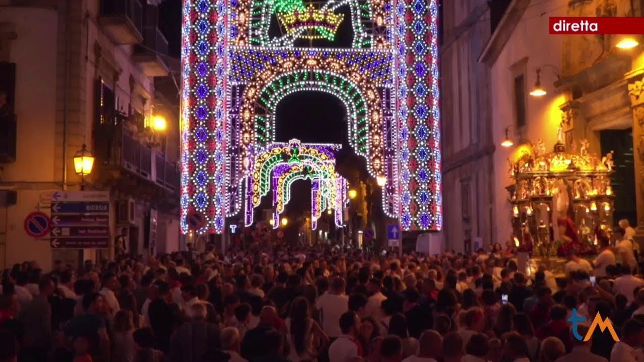 Le voci dalla solenne processione: “Tradizione da tramandare ai figli”