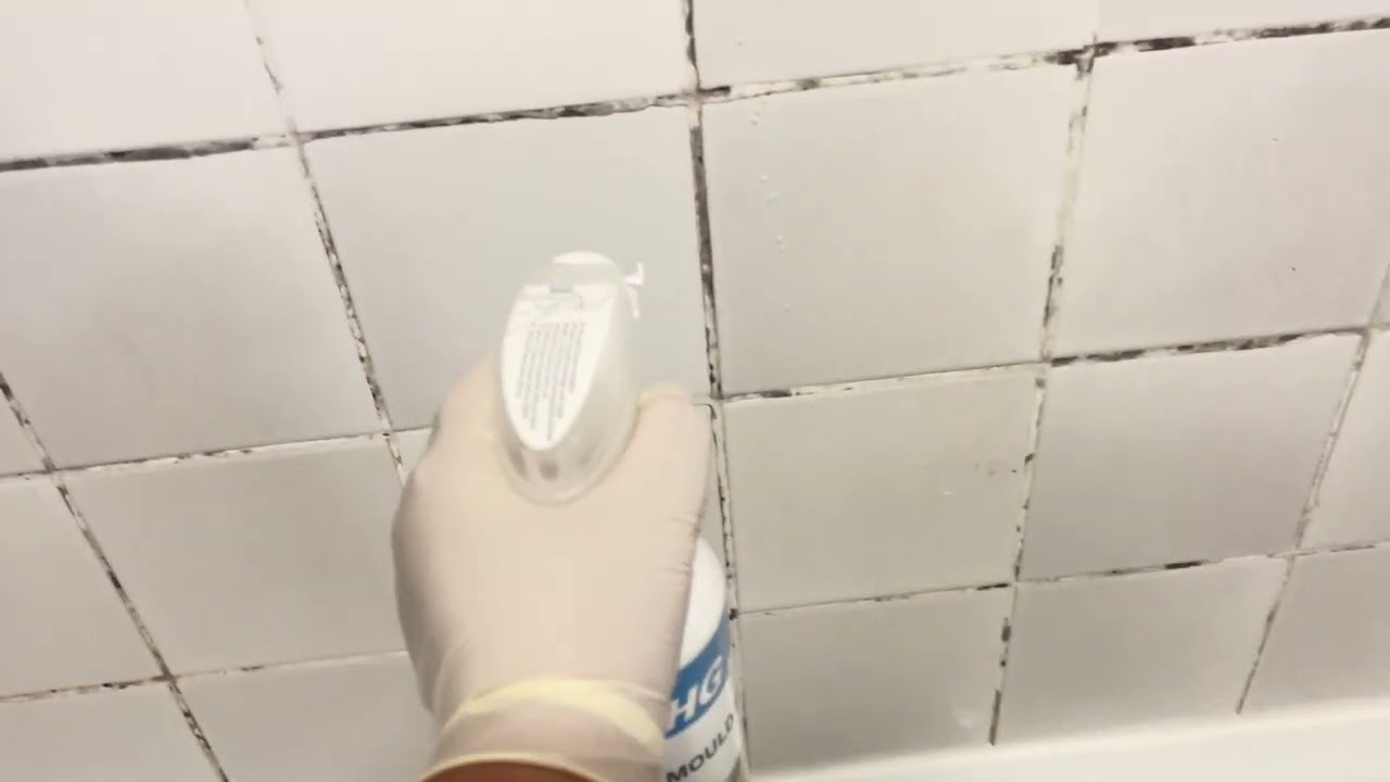 Cleaning mould from bathroom wall 🛀🏻🛁🧼🚿🧪