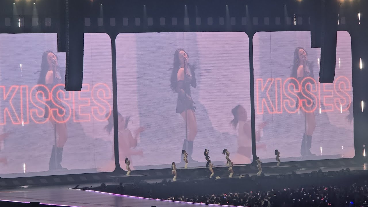 HUGS & KISSES by #JISOO #BLACKPINK - Deadline World Tour - Kai Tak Stadium, Hong Kong - Jan 2026 D1