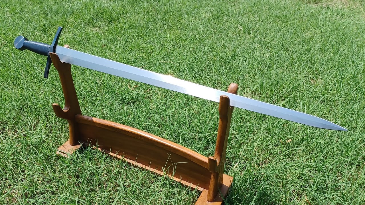 Cutting tatami with an ATrim XVIII.7 arming sword (munition grade) from Angus Trim