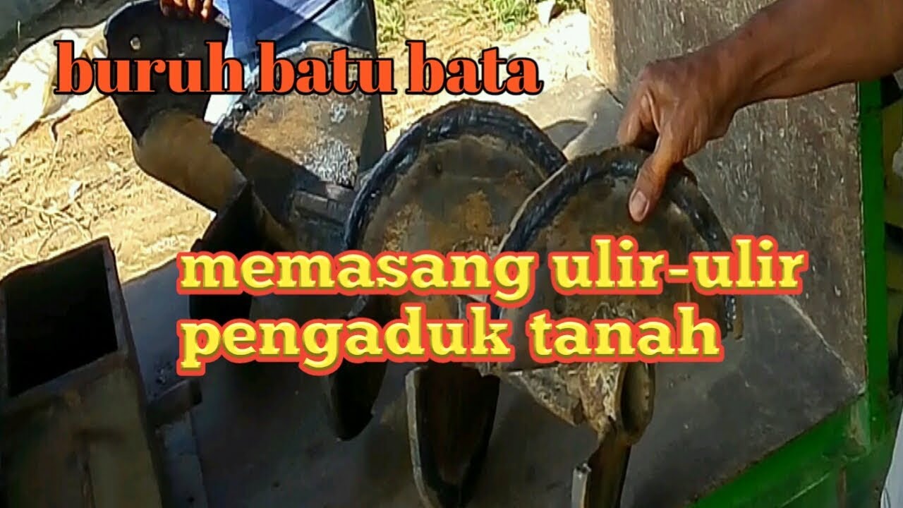 memasang ulir-ulir pengaduk tanah.0