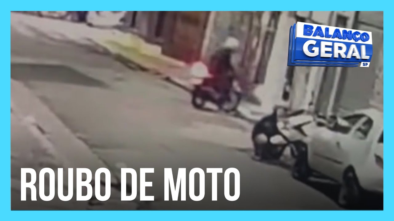 Câmera flagra dupla roubando moto em menos de 20 segundos