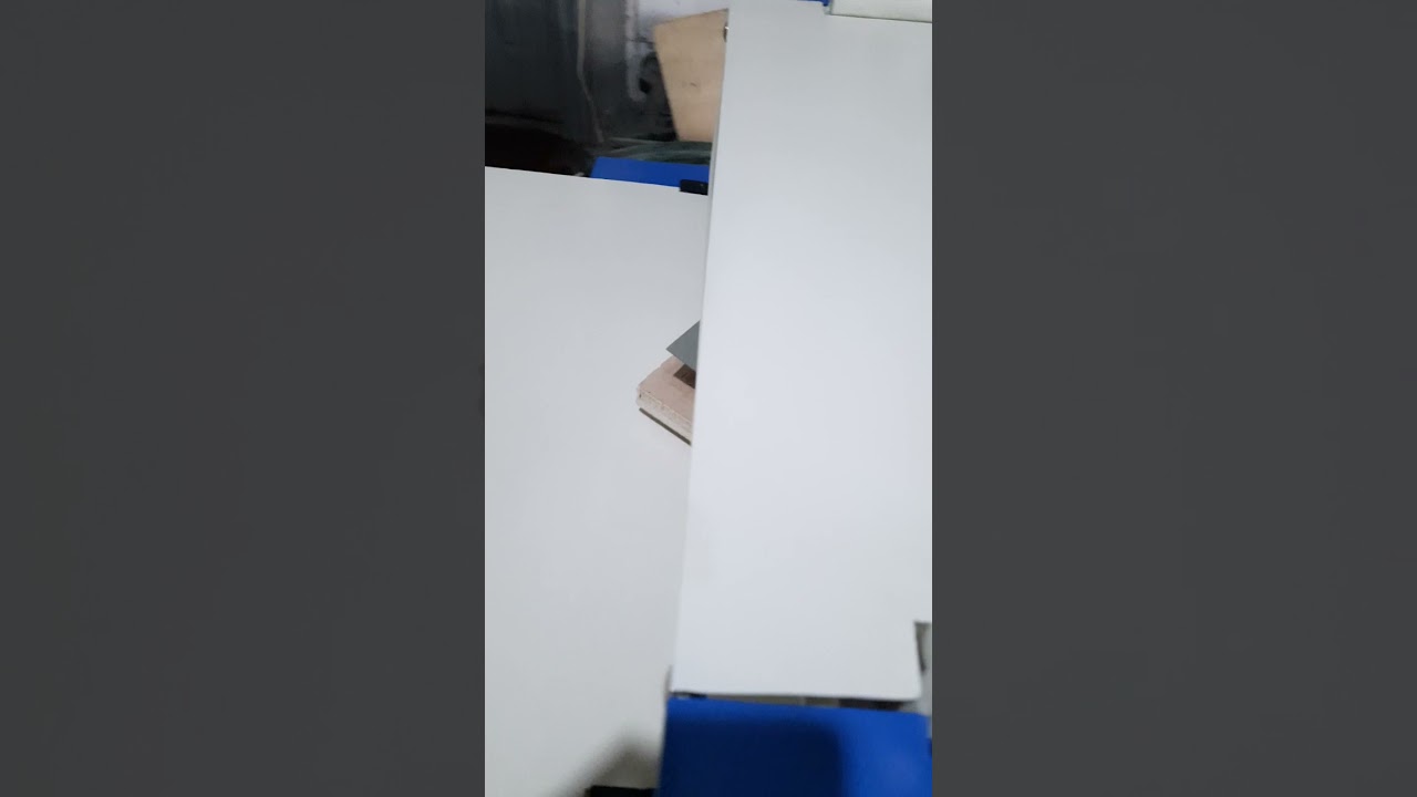 Proses cutting kertas Corrugated B-Flute untuk pembuatan Hangtag Budget Minimal