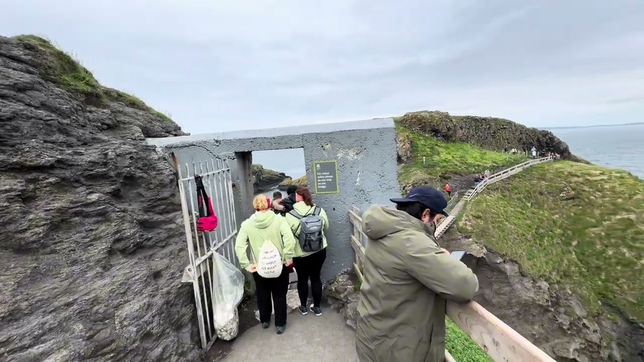 Carrick-a-Rede: El puente colgante que te pone los pelos de punta 😱🌊”