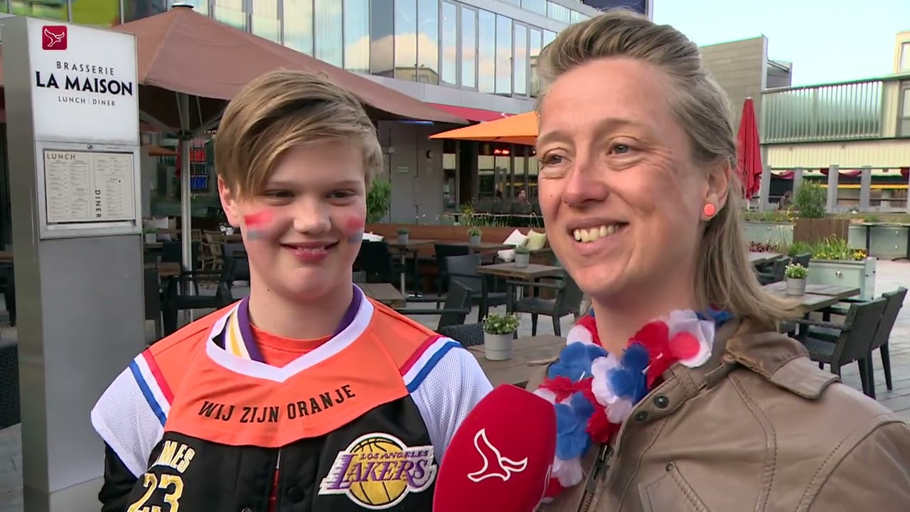 Drukte op vrijmarkt Almere Stad avond voor Koningsdag