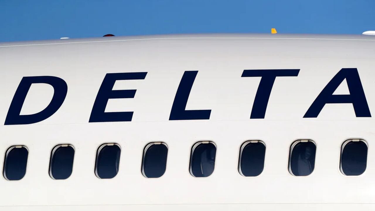 Delta flight returns to Atlanta after smell of smoke in cabin, airline says