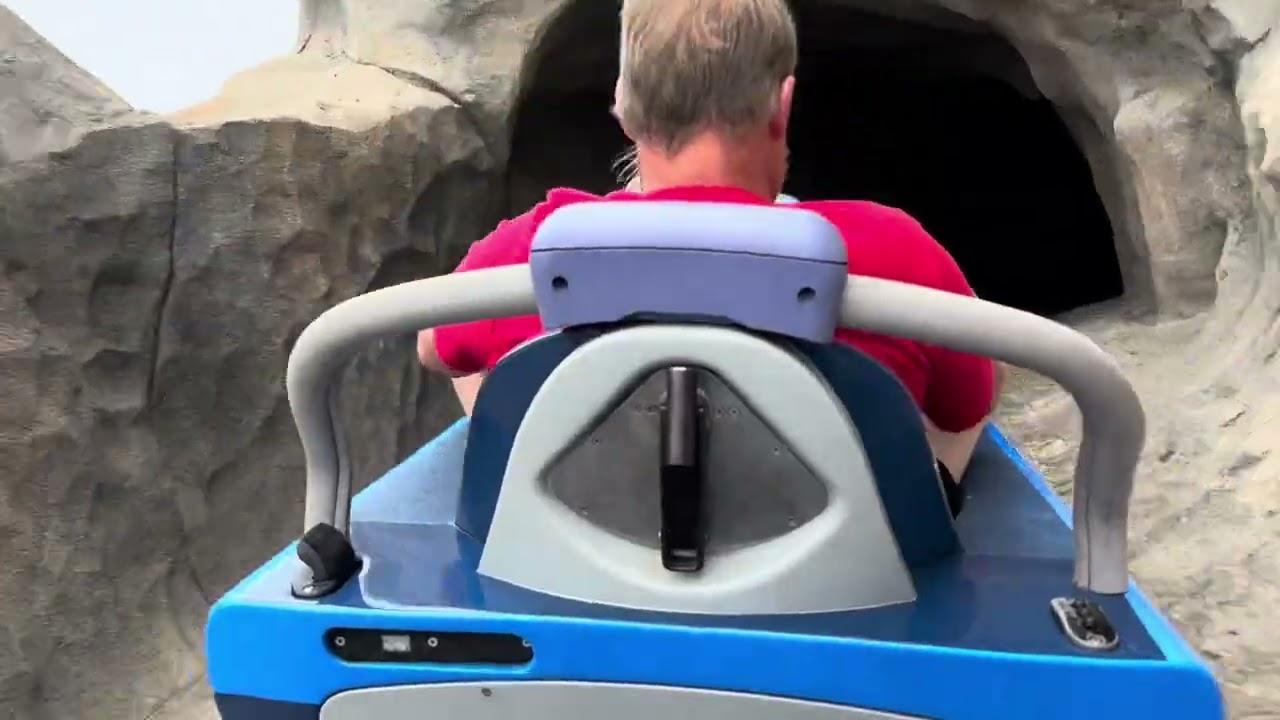 Бобслейная трасса Matterhorn (сторона Tomorrowland) в Диснейленде 2025 10 26