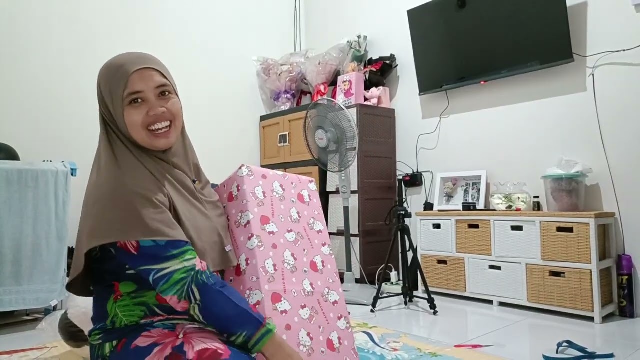 Riweuhnya|| bungkusin kado buat Amanda di bantuin anak anak !!