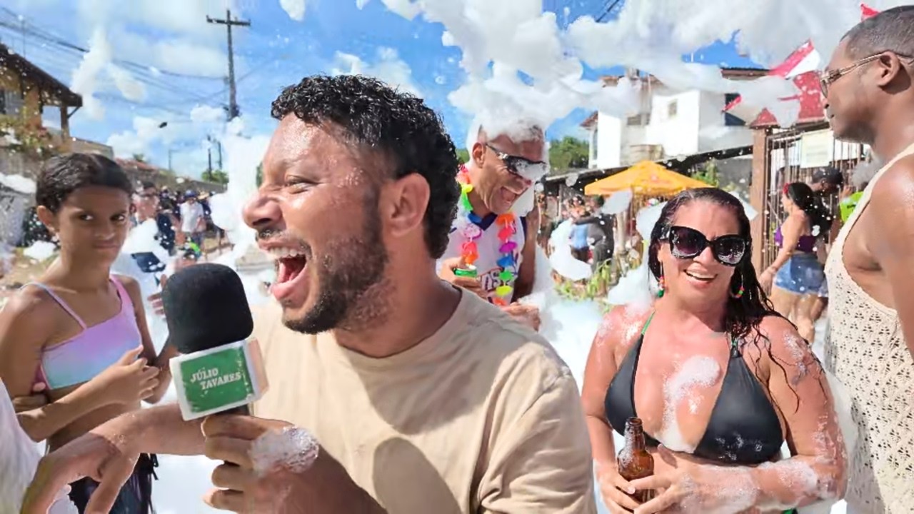 Fui pro carnaval e deixei mainha em casa