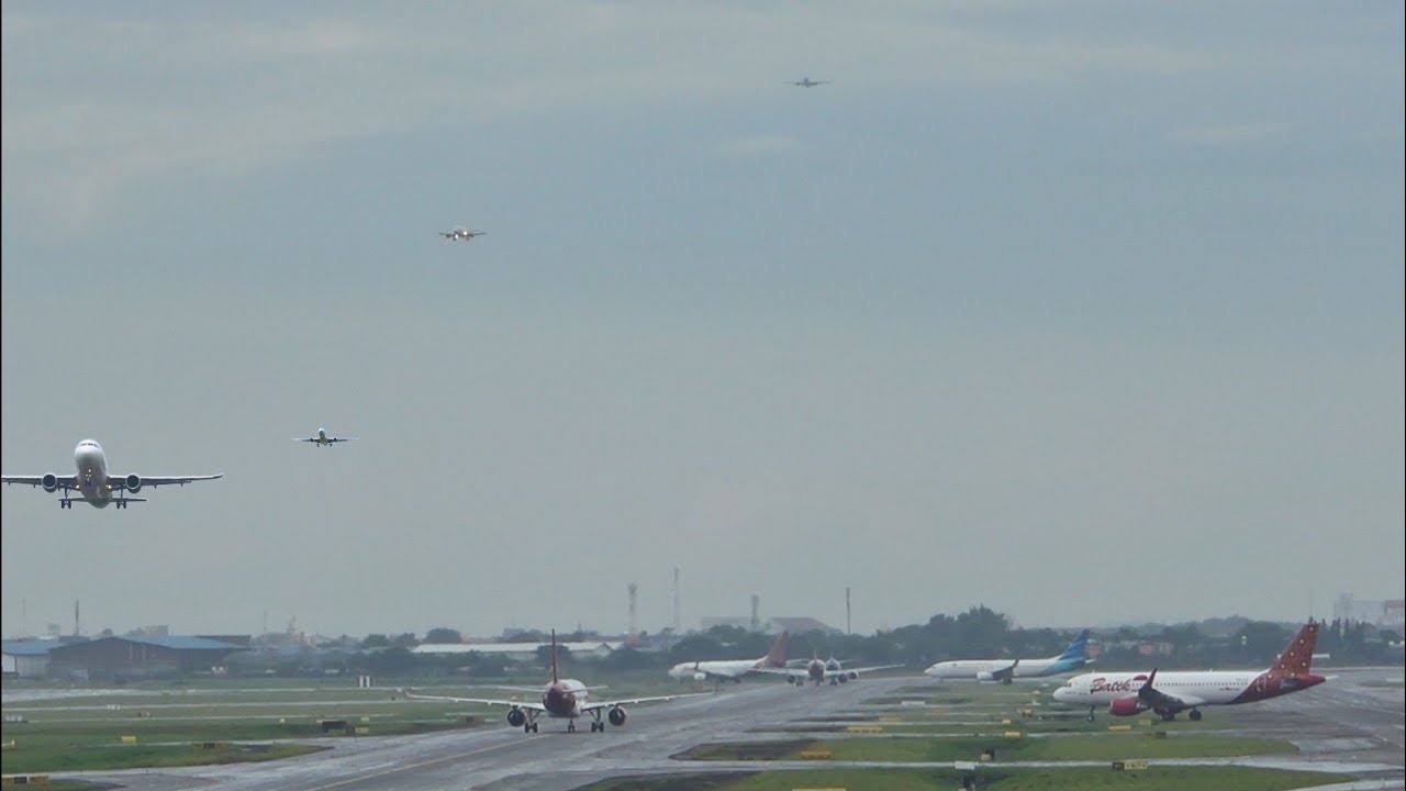 Lalu Lintas Pesawat Terbang saat Landing dan Take Off Bergantian di Bandara Soekarno-Hatta Jakarta