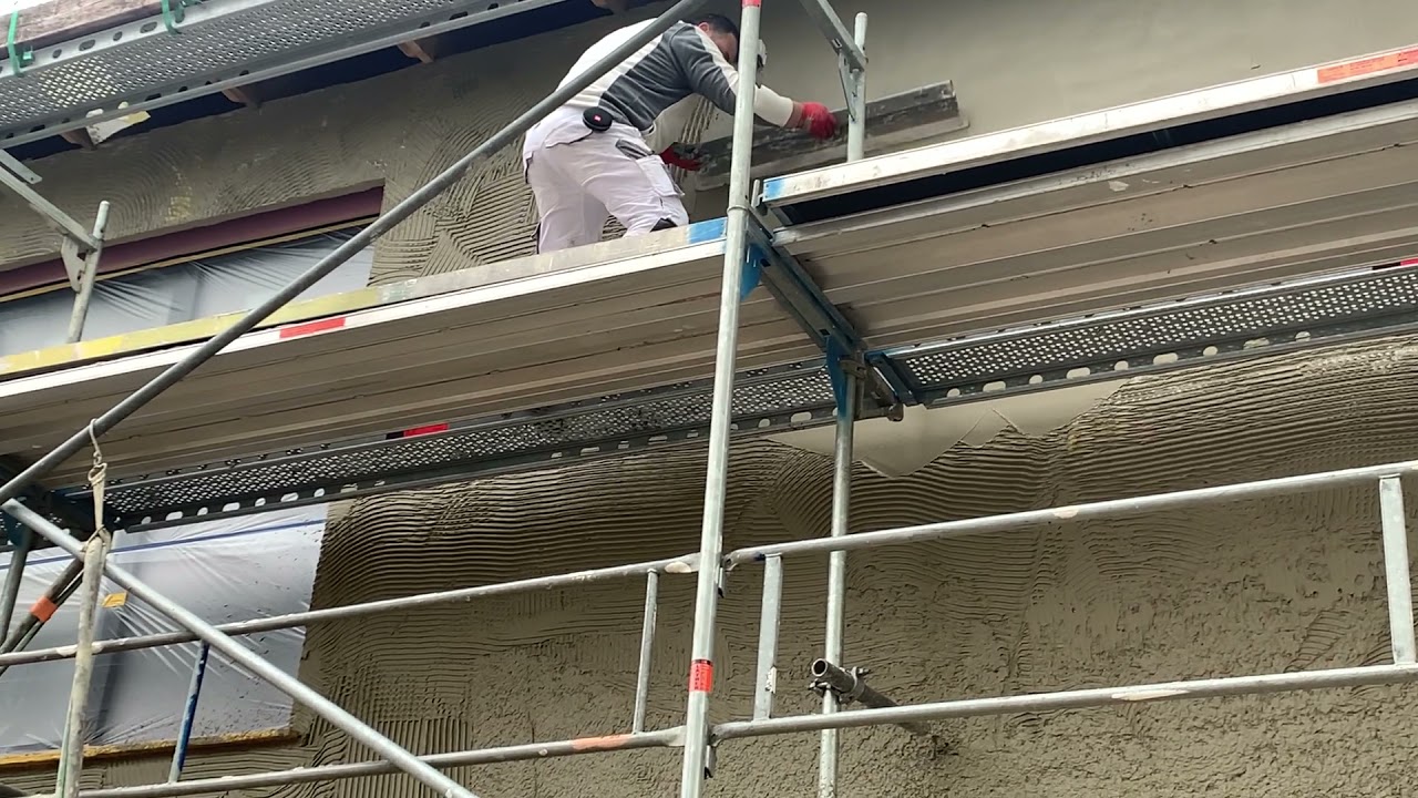 Armierung im M&ouml;rtel befestigen und den M&ouml;rtel Gl&auml;tten
