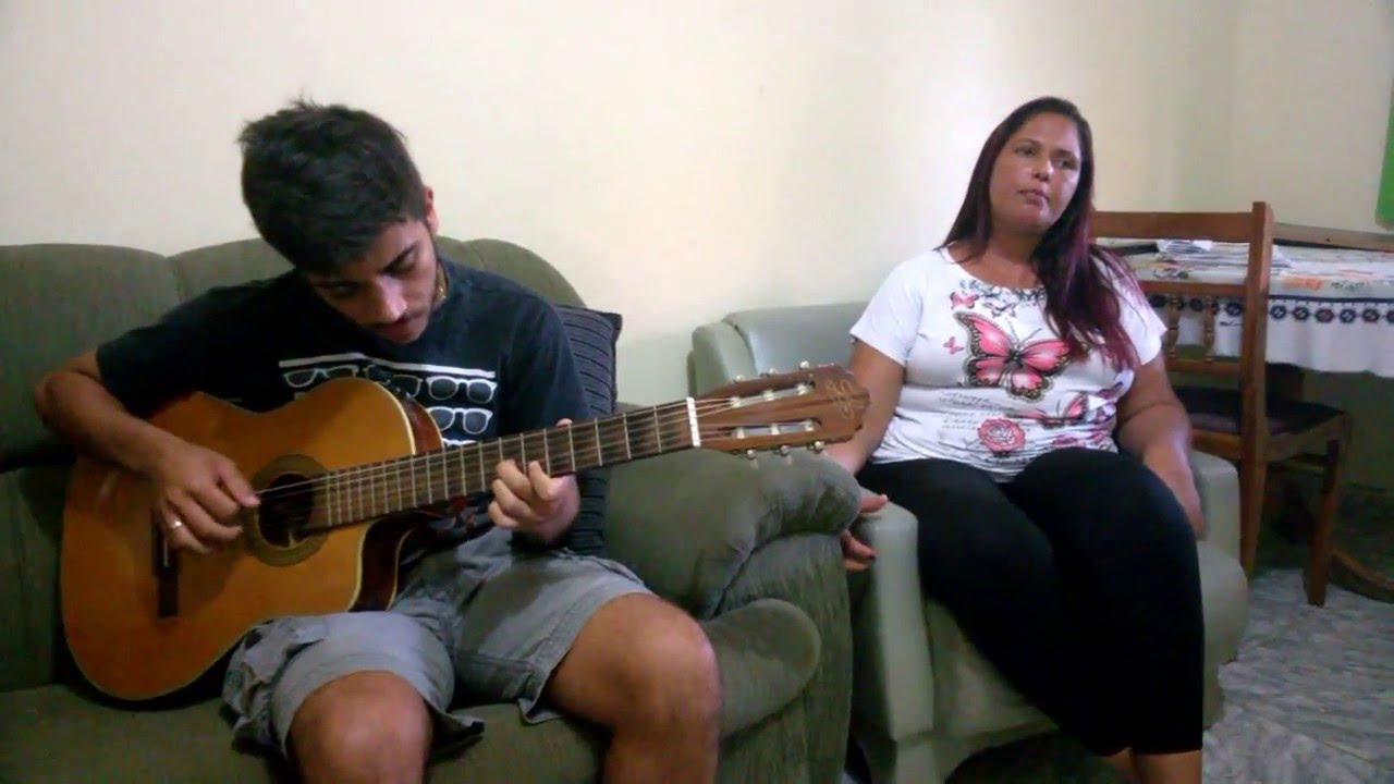 Luciene Charri Hino Na Beira do Tanque