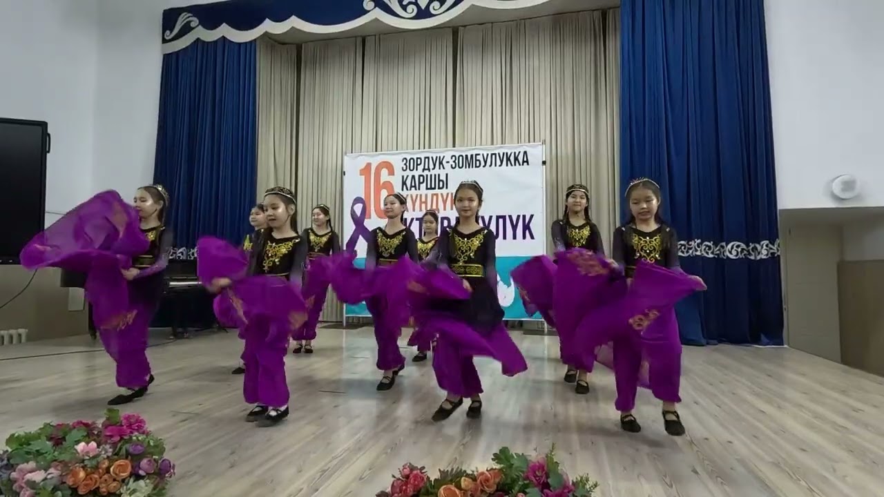 Выступили на семинаре в школе. Уйгурский танец. 4 декабря 2025.