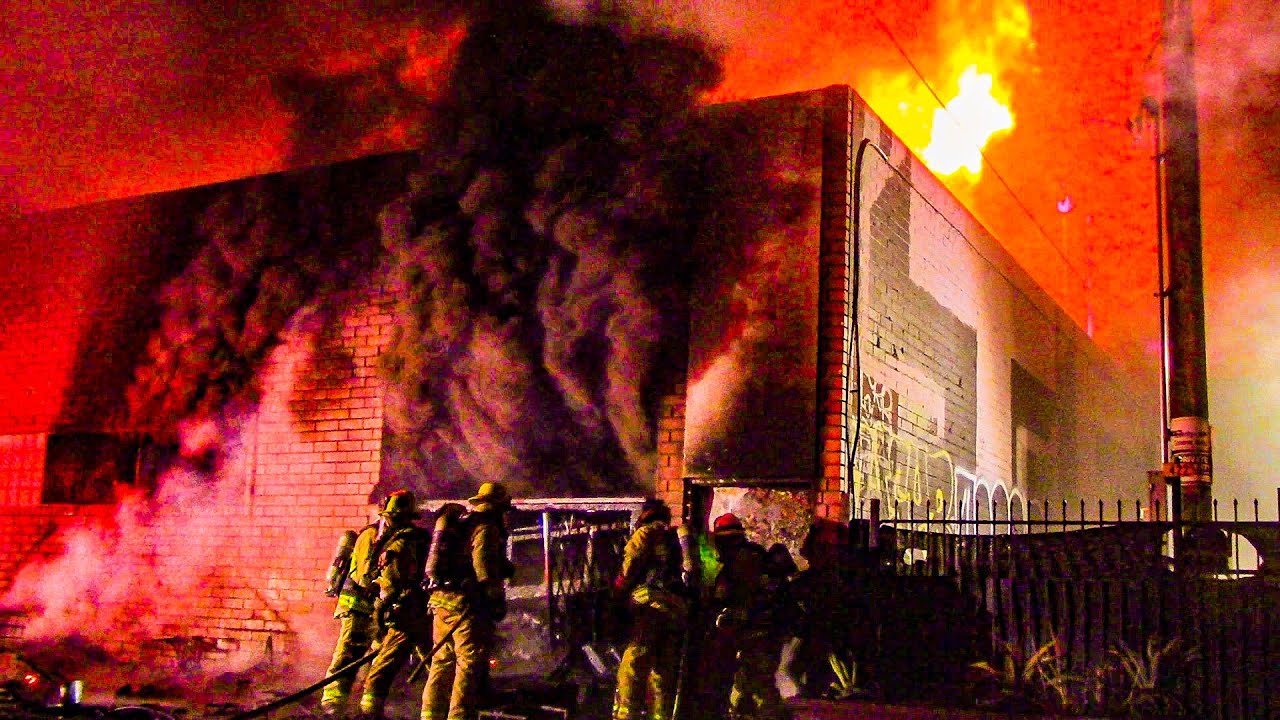 *Pre Arrival* LAFD Battling Massive Greater Alarm Structure Fire - Historic South Central LA