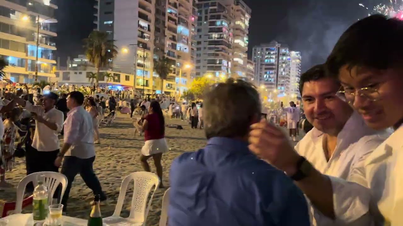 Feliz año nuevo 2026, quema de monigotes en el malecón de Chipipe, Salinas.