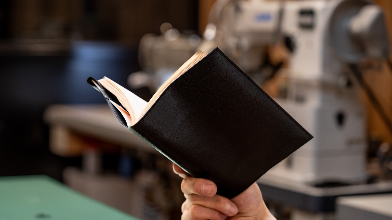 【型紙無料】レザークラフトでブックカバーを作る / Leather Book Cover DIY (Free Pattern)