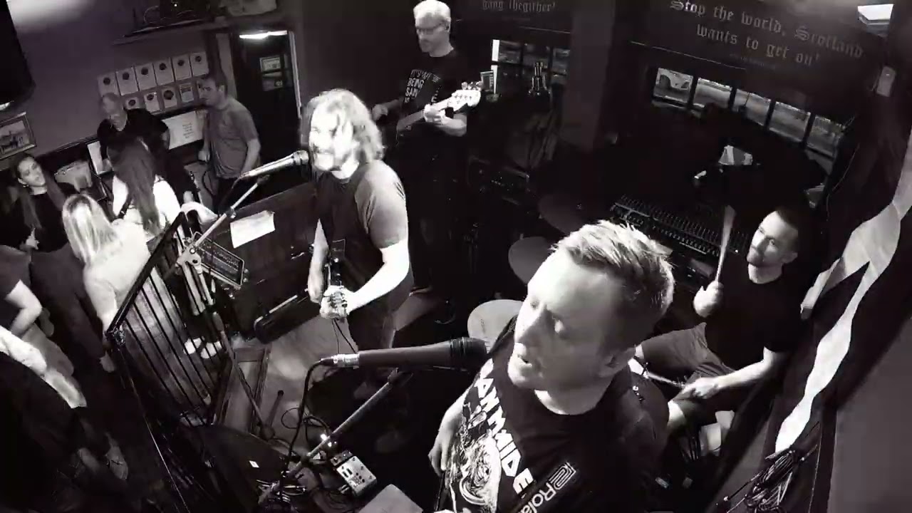 Shut up and Dance - Live at Gellions Bar