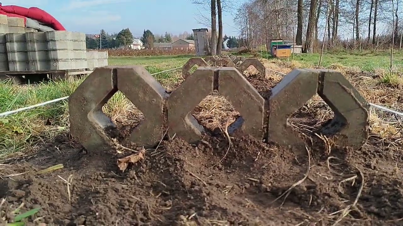Stojaki pod ule z płyt ażurowych - Pasieka w sadzie