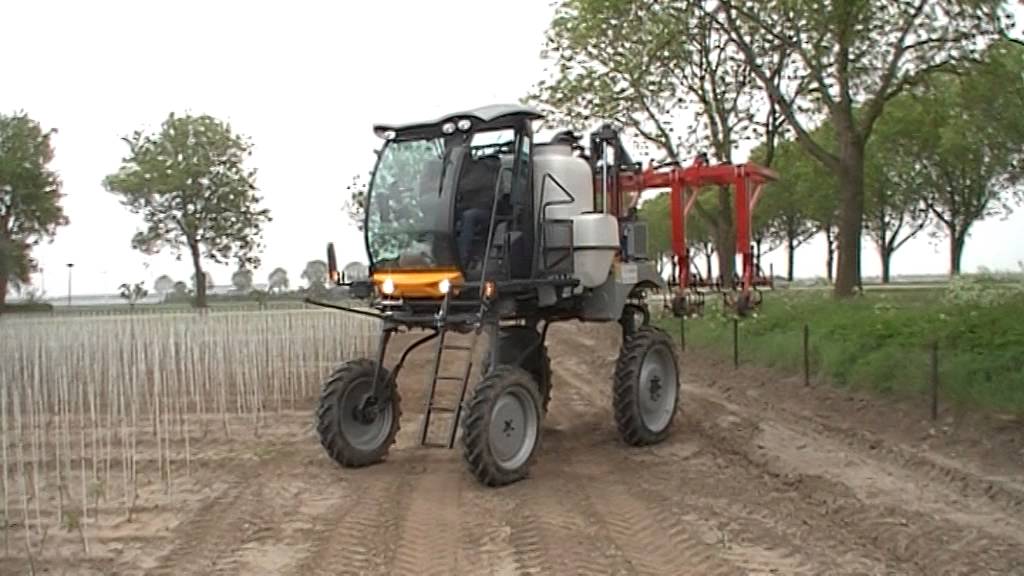 Wout Hogervorst Mazzotti Ibis 1500 met Steketee schoffel machine