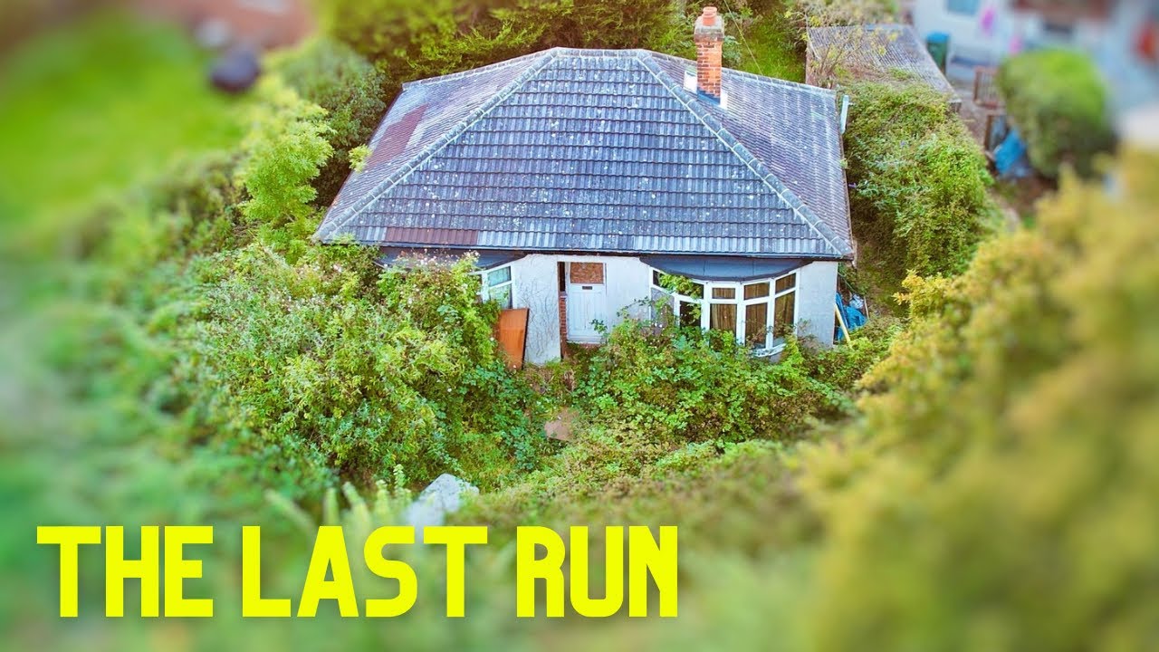 ABANDONED Seaside House With Absolutely EVERYTHING Left Behind!