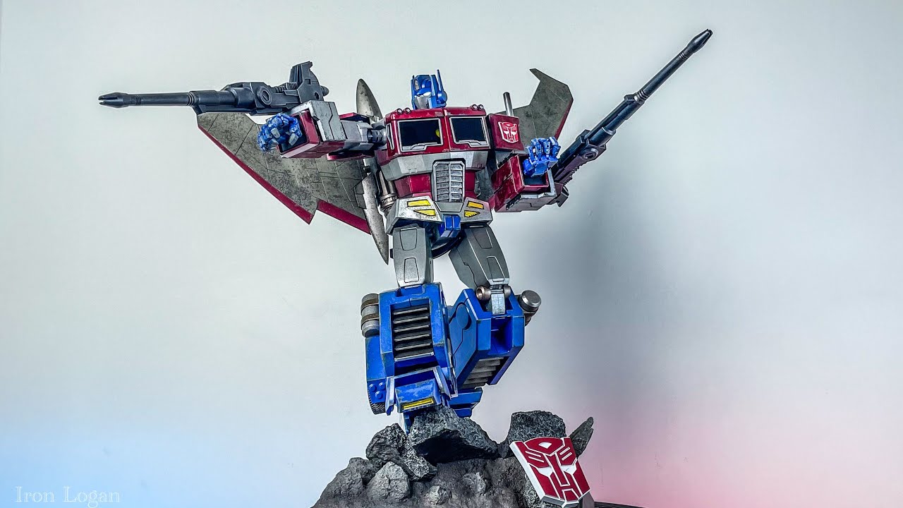 Hot Toys Optimus Prime Showcase & Pose Session