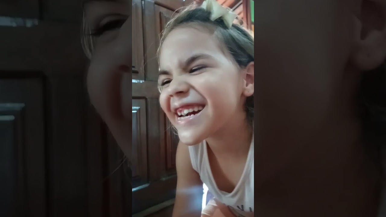 Sara tirando o dentinho