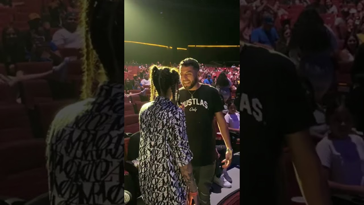 Marie bachitas se pelea con fan en evento.