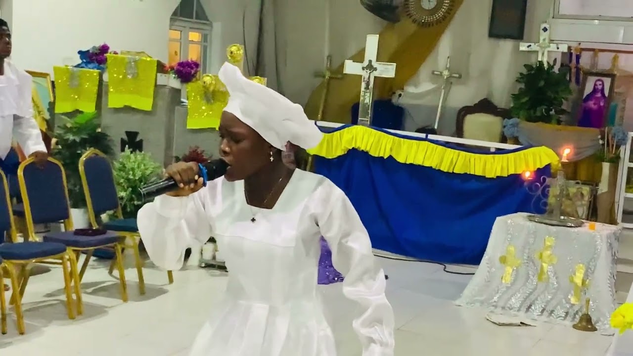 Spontaneous 🔥🔥🙌worship of Feranmi golden angel at 🌈🌈 Ogo oluwa parish igbokusu ♥️