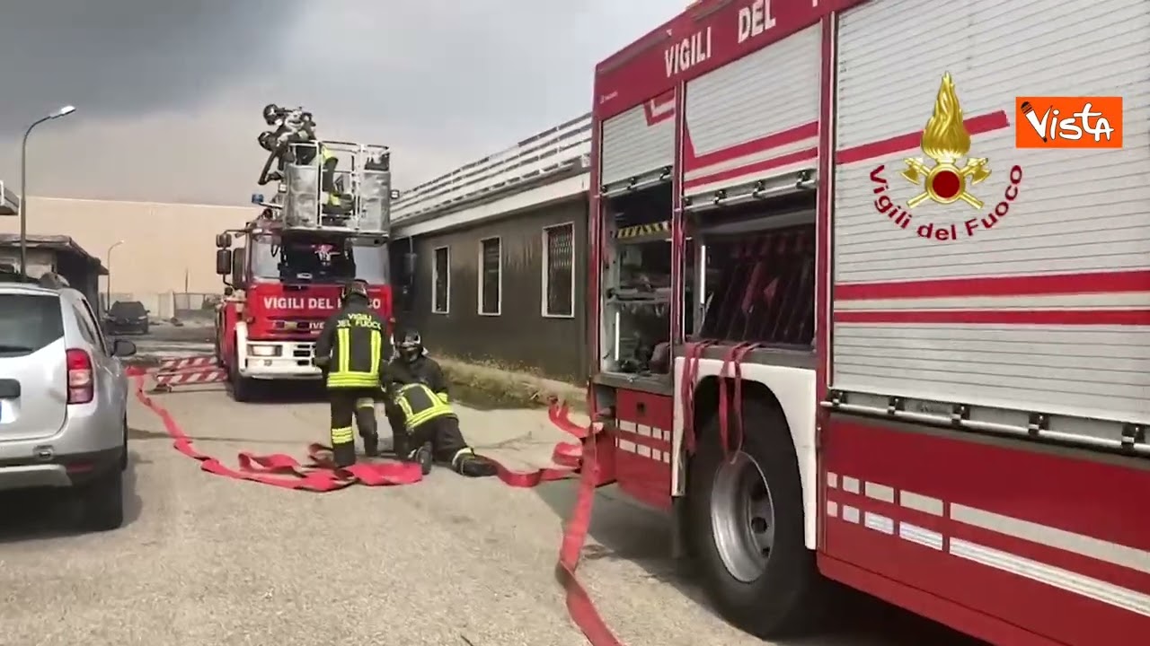Maxi incendio in azienda chimica a San Giuliano Milanese, un'enorme nube di fumo sovrasta la zona