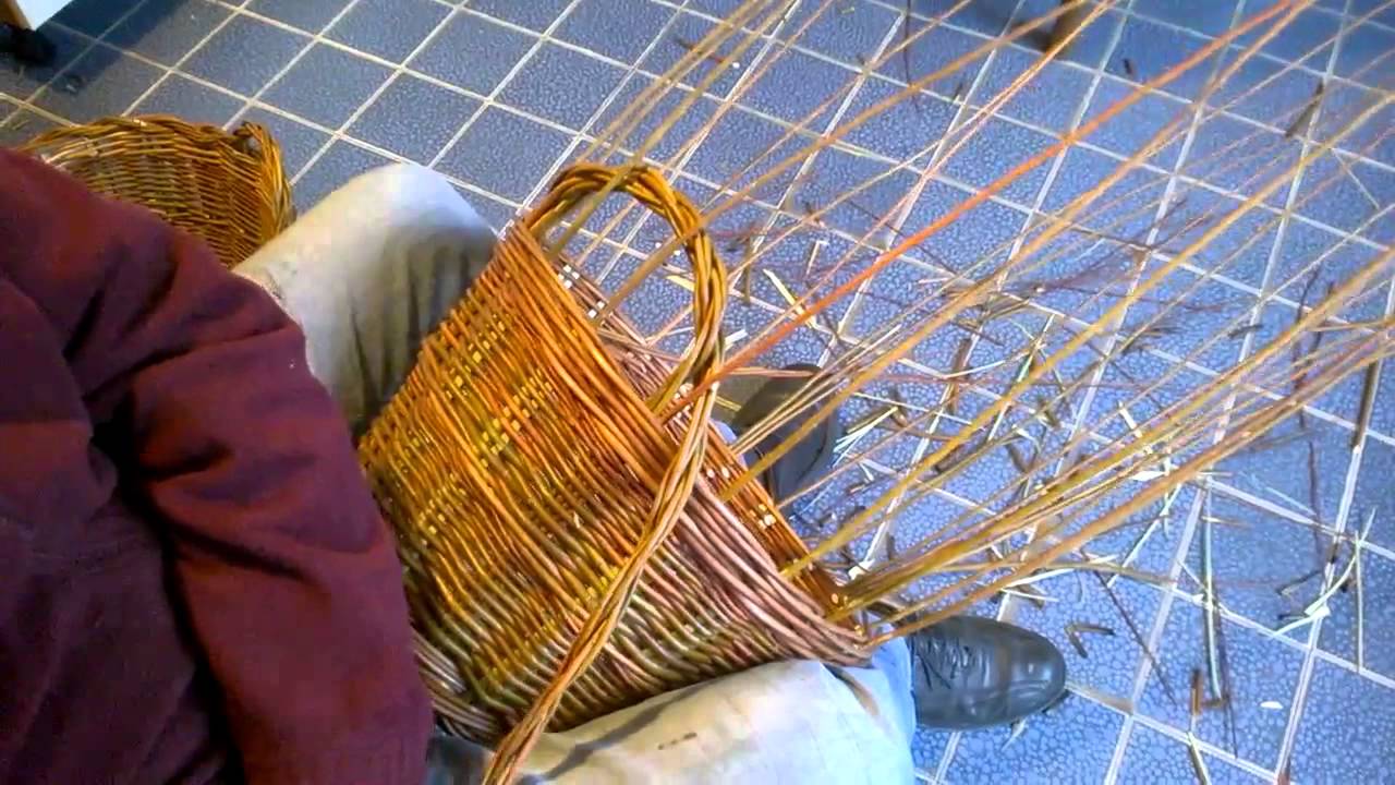 Chiusura di un cesto con manici doppi e treccia a 2 capi. 1 di 3