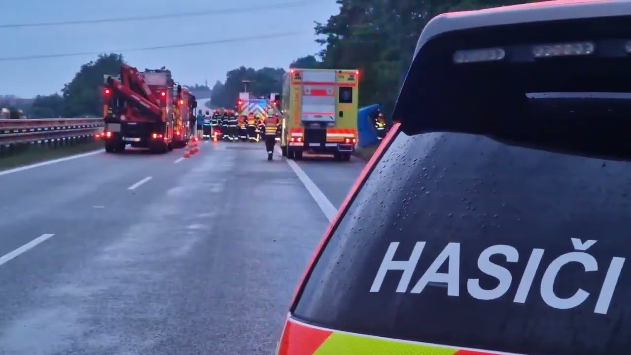 PŘEVRÁCENÝ AUTOBUS NA DÁLNICI D2