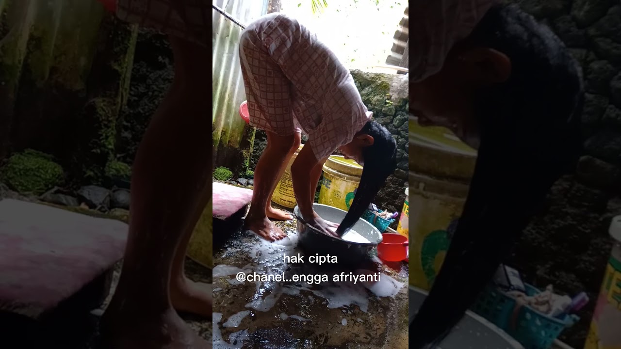 ini video request teman2 smua..   video lagi keramas....