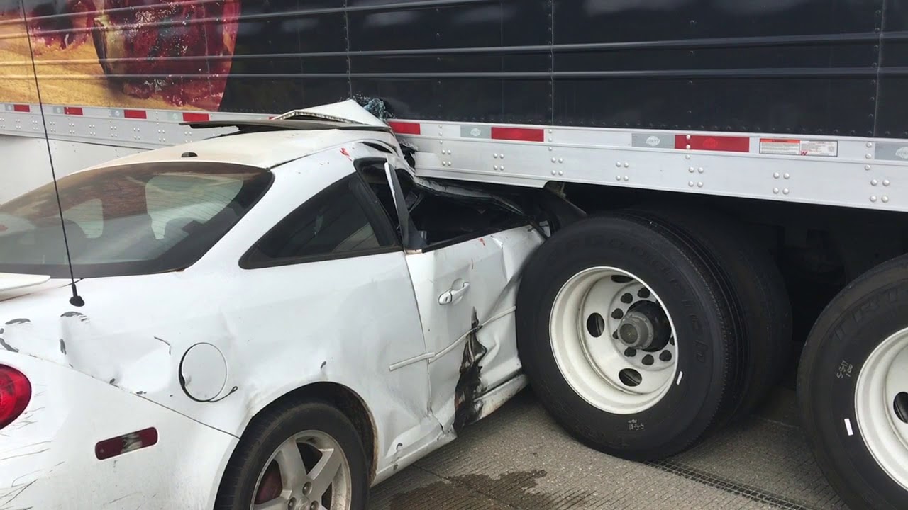081517 18 CAR RUNS UNDER 18 WHEELER