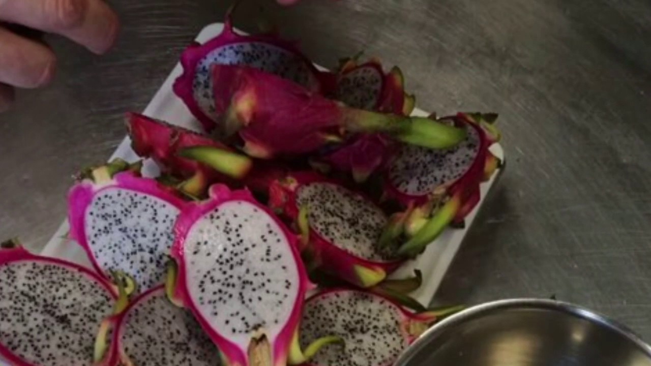 Making of gelato alla pitaya