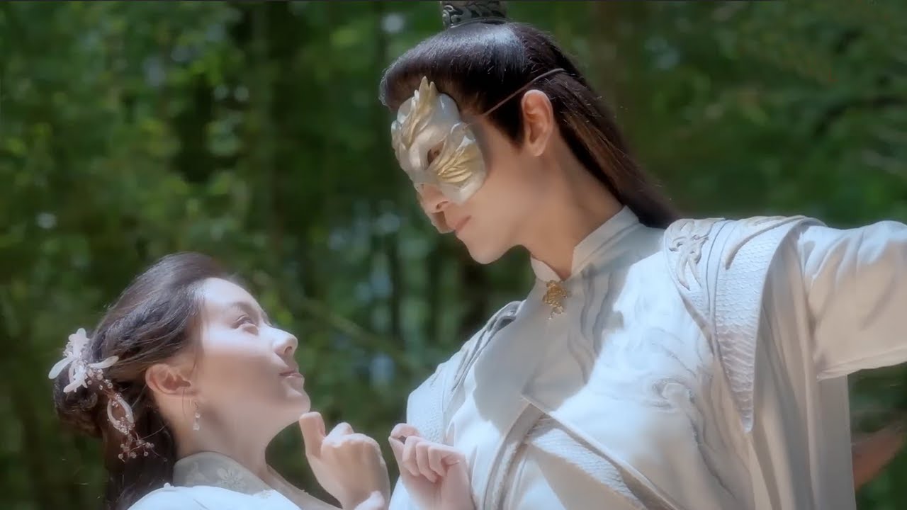 少女從天而降扯壞清冷侯爺的衣襟，本欲倉皇逃竄，不料被侯爺寵到沒邊！💗#攻略冷少主 #ToGetMaster #张峻宁#包上恩 #桃花追剧💕