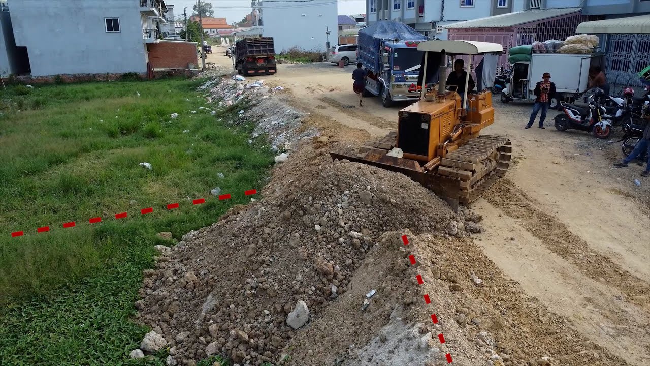 Amazing! Start New Project Landfill Use Skilled Bulldozer Komatsu D31p Push Soil with 5T Dump Truck