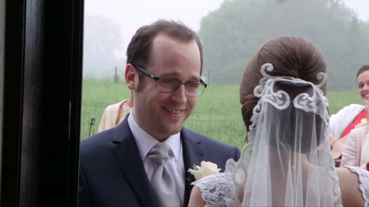 Vanessa en Frederik aankomst bruidegom en vertrek naar de kerk