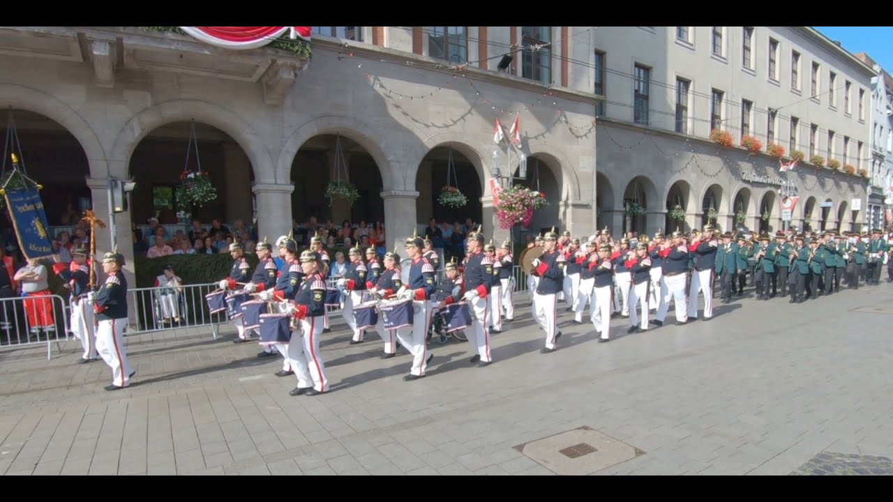 Schützenfest-Sonntag 2024 in Neuss  Das Grenadiercorps zieht auf