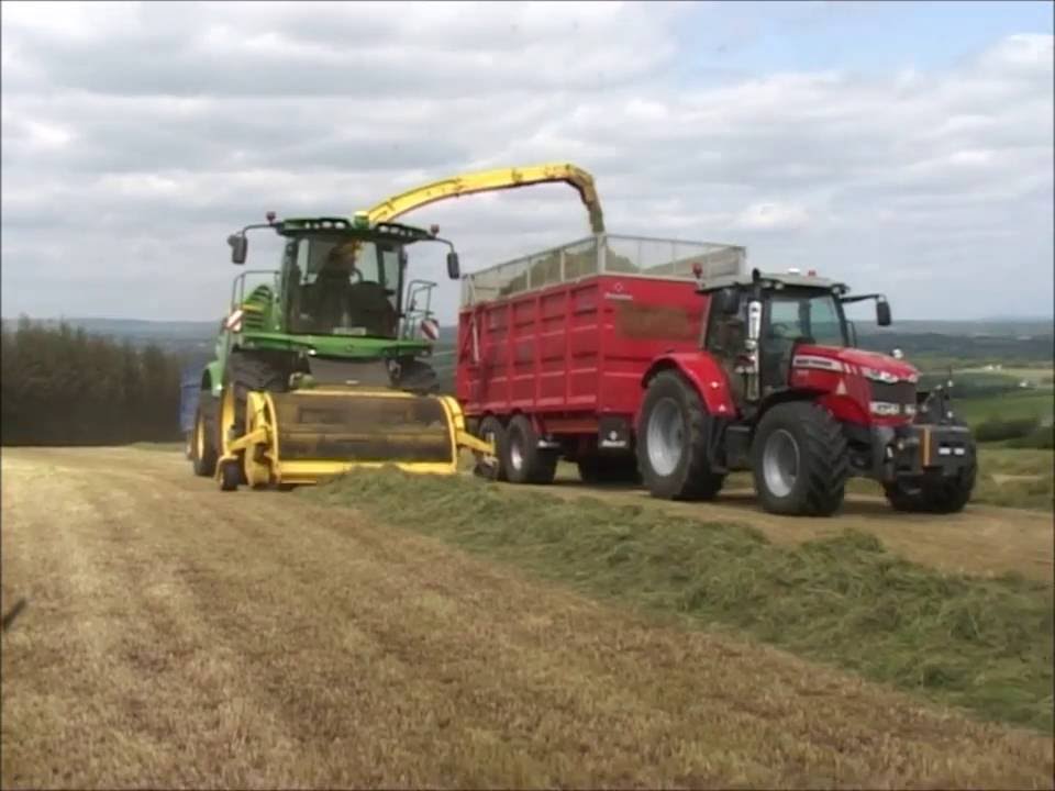 John Deere 8600 picking up silage