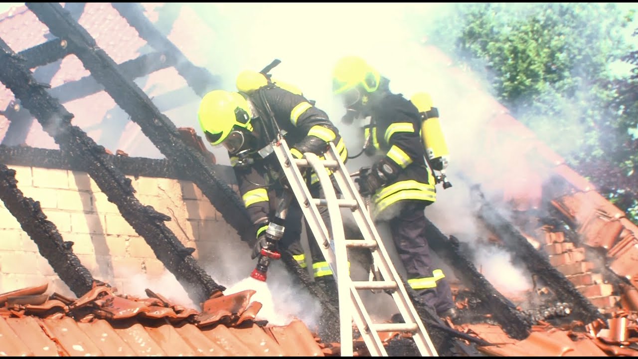 NACHBAR LÖSCHT MIT GARTENSCHLAUCH - ÜBERGREIFEN VON GARAGENBRAND AUF WOHNGEBÄUDE WIRD VERHINDERT