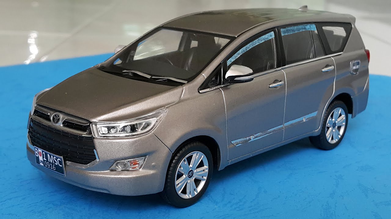 Custom Toyota Innova 2016 DieCast Car 1:32