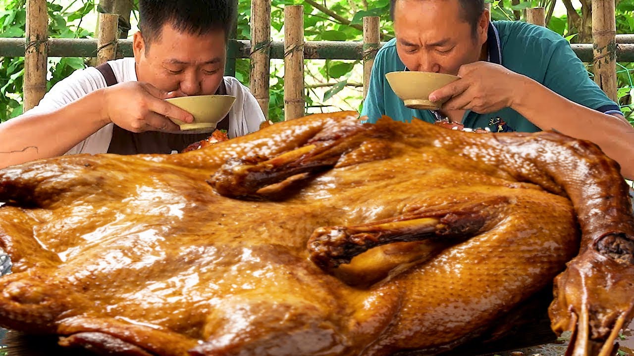 兩兄弟柴火灶燜醬板鴨，忙活半天醬香撲鼻，好吃到停不下來【鐵鍋視頻】