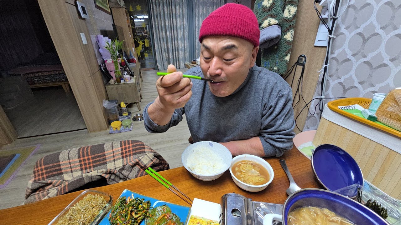 태백  여사랑 모처럼  밥한끼 김치볶음 계란말이 배추국에  추운날 밥맛좋네 ᆢ