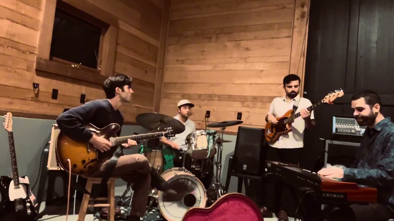 “Hawaiian Shirt” - La Nueva Partida